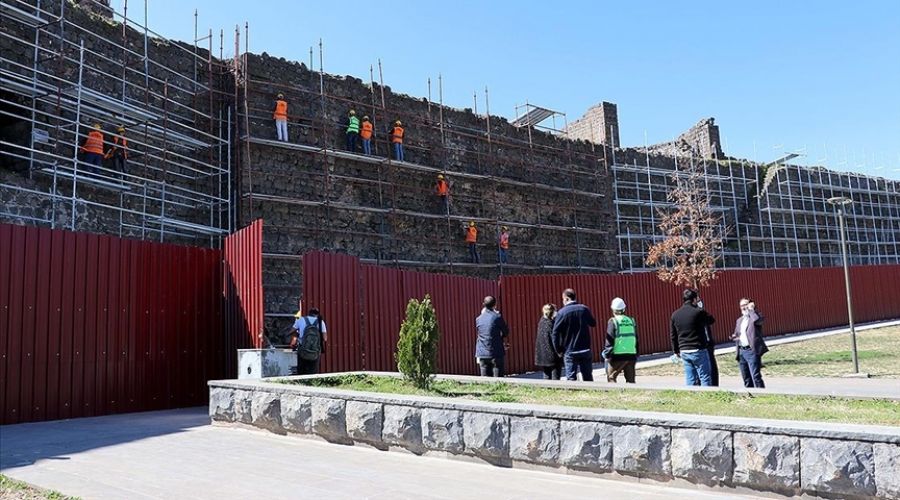Surların restorasyonu sürüyor