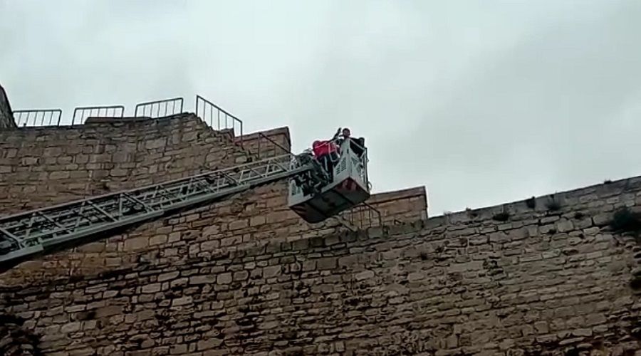 Surların tepesine çıkan çocuklar mahsur kaldı