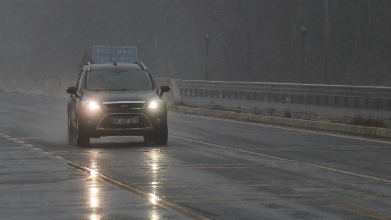 S�r�c�lere uyar�: D-100 kara yolu ile Anadolu Otoyolu'nun Bolu Da�� ge�i�inde kar etkili oluyor