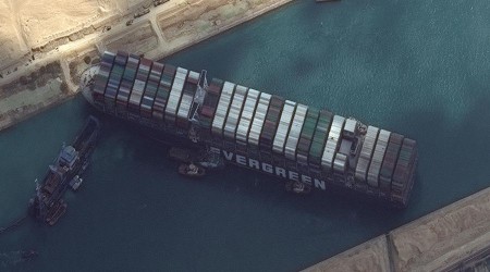 Süveyş Kanalı'nda sıkışan geminin bugün yüzdürülmesi bekleniyor