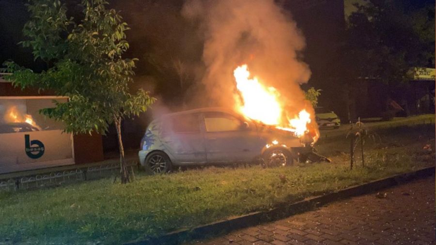 Taklalar atan otomobil alev aldı, sürücü son anda kurtarıldı