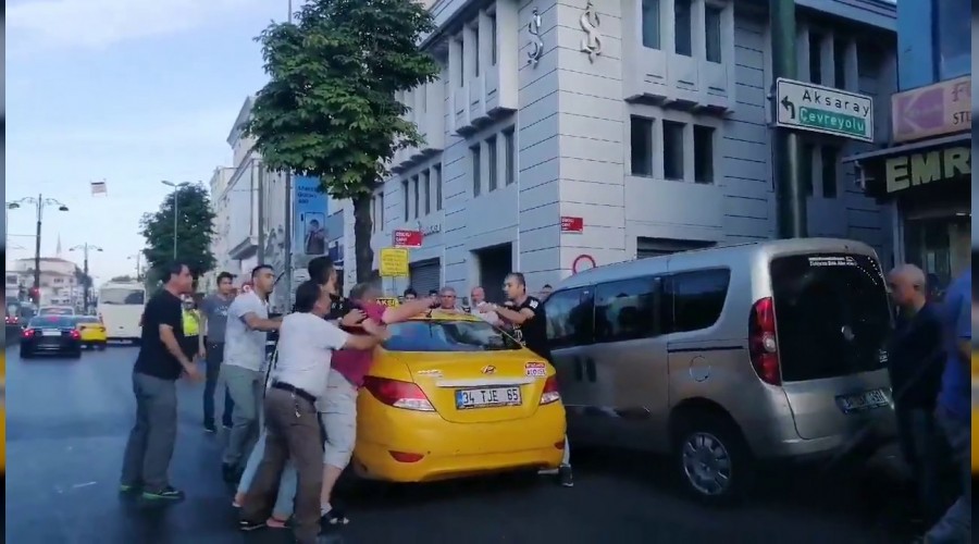 Taksici yolcuya b��akla sald�rd�
