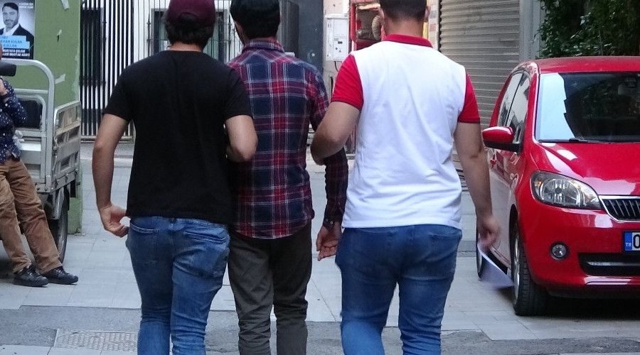Taksim'de turistin telefonunu �alan h�rs�z yakaland�