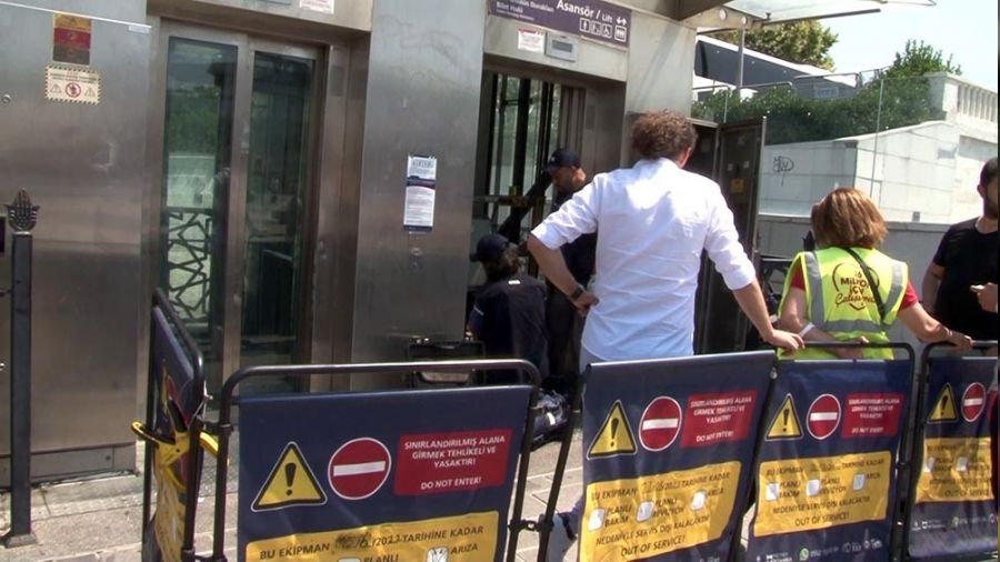 Taksim'de turistler metro asansöründe mahsur kaldı