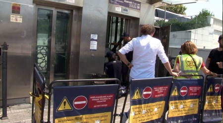 Taksim'de turistler metro asansöründe mahsur kaldı