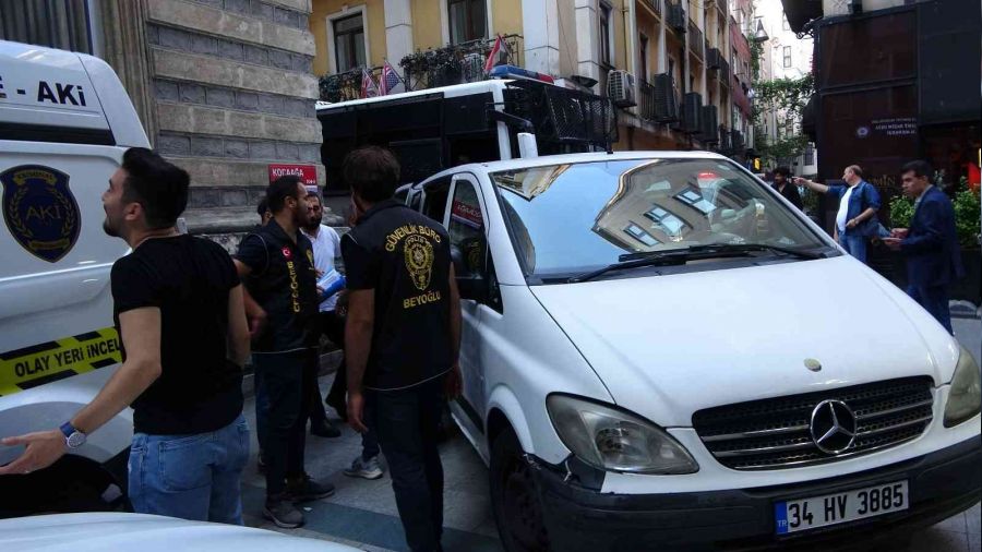Taksim'de yabancı uyruklu 52 kişi yakalandı