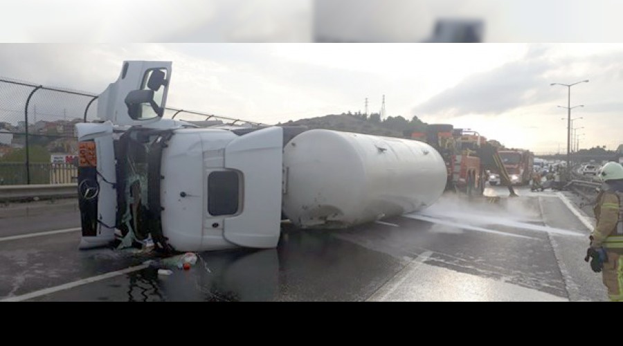 Tanker devrildi trafik felç oldu