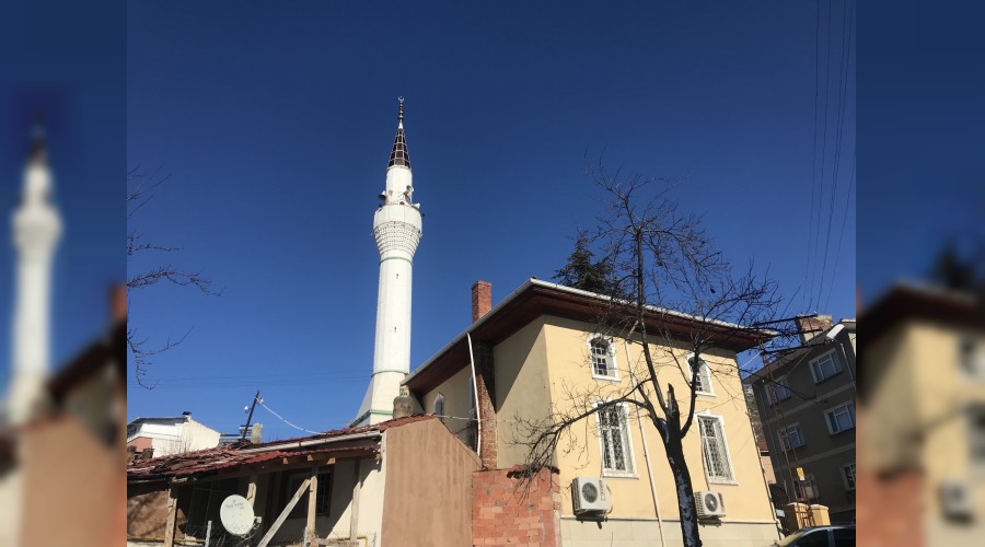 Tarihi cami minaresinde y�k�lma tehlikesi