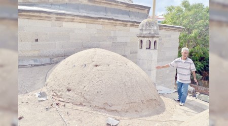 Tarihi caminin kurşunları çalındı