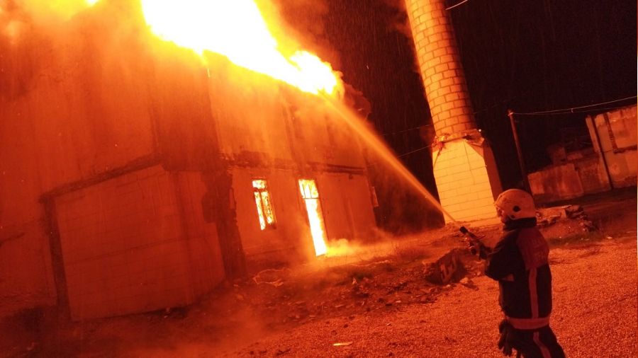 Tarihi eser olduğu için yıkılamayan cami yandı