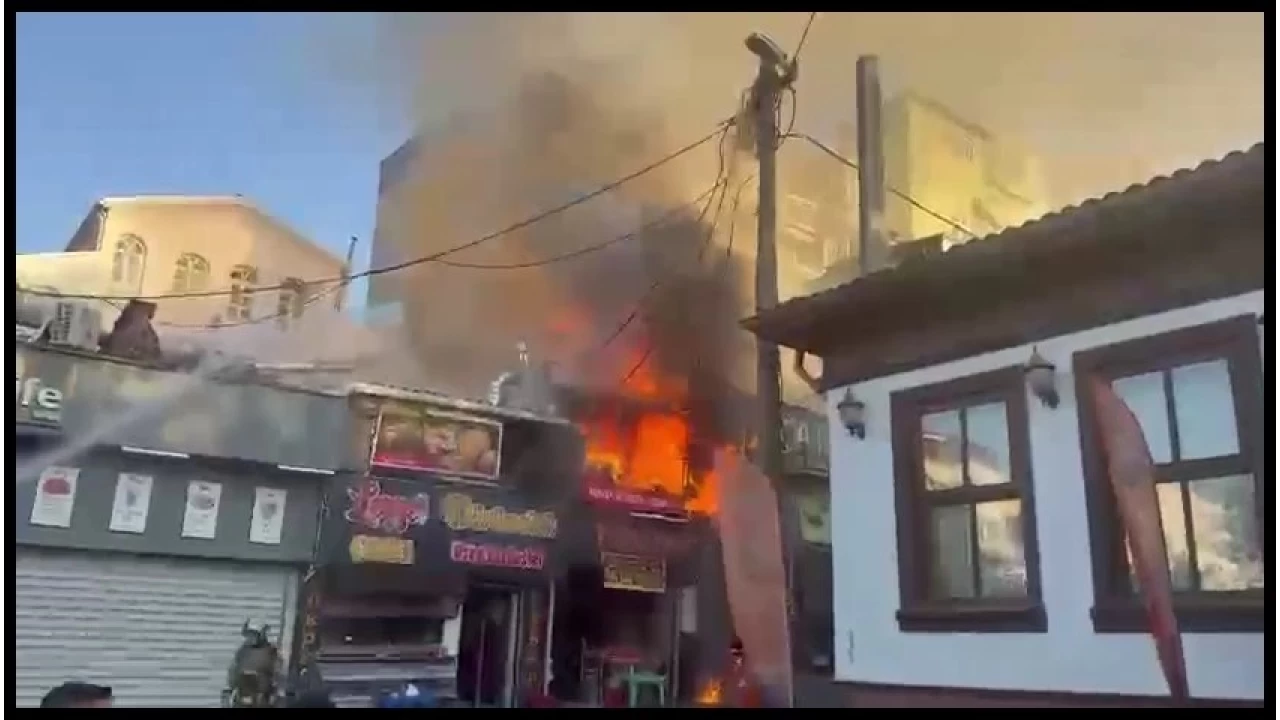 Tarihi semtte çıkan yangın söndürüldü: 5 iş yeri zarar gördü