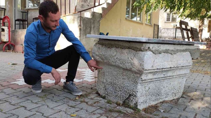 Tarihi taşı en çok ziyarete defineciler geliyor