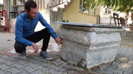 Tarihi taşı en çok ziyarete defineciler geliyor