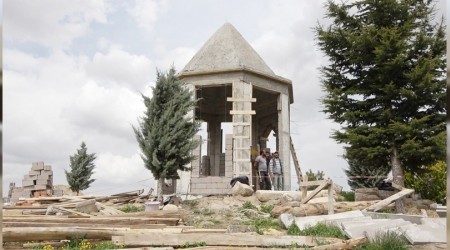 Tarihi türbede restorasyon sürüyor