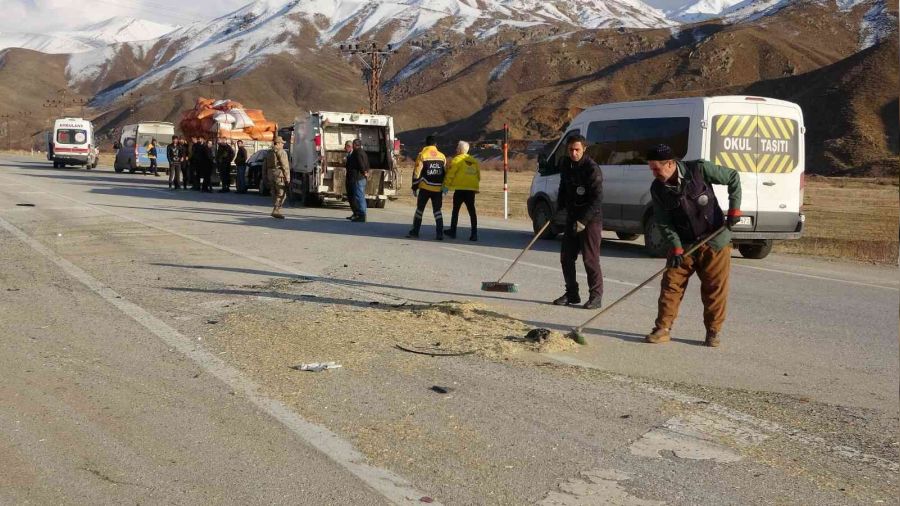 Taziyeye giden minib�s kamyonet �arp��t�: 10 yaral�