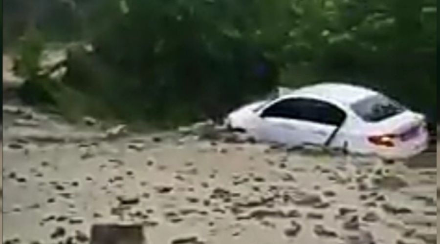 Tekirda�'da heyelan yolu kapatt�