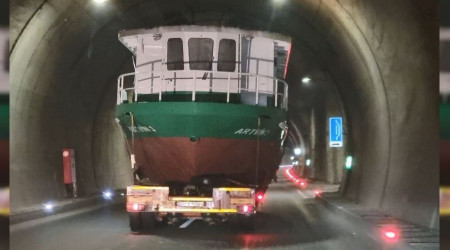 Tekneler tünelden geçti