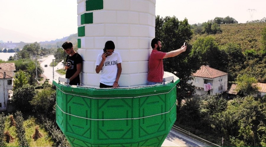 Telefonla görüşmek için minareye çıkıyorlar