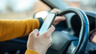 Telefonla konuşma, sürücünün dikkatini dağıtır