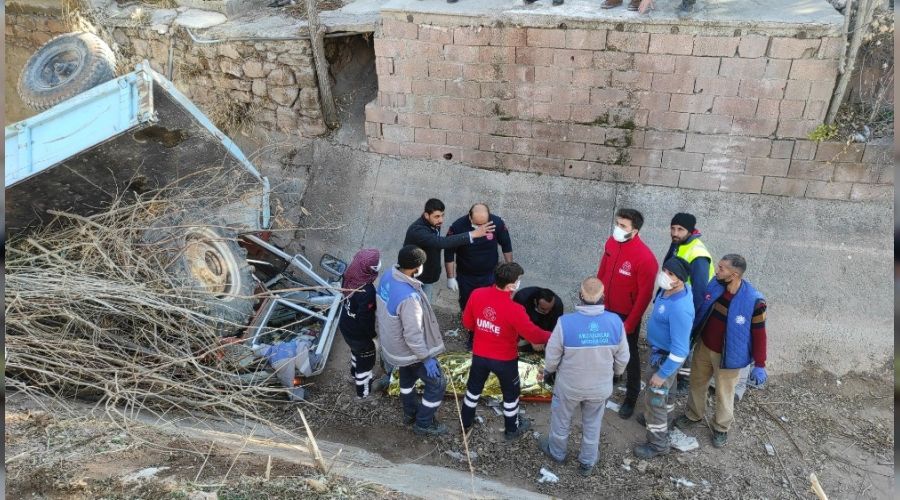 Temizlik görevlisi traktörle sulama kanalına düştü