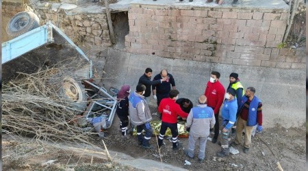 Temizlik görevlisi traktörle sulama kanalına düştü