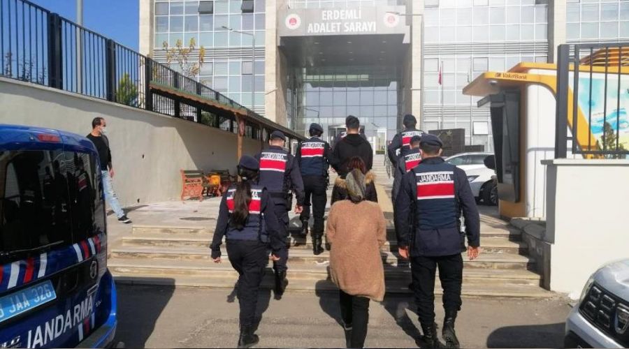 Temizlikçi kadınlardan hırsızlık oyunu