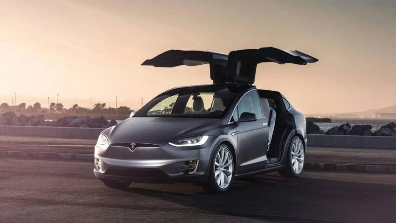 Tesla, 240 bin arac�n� geri �a��rd�