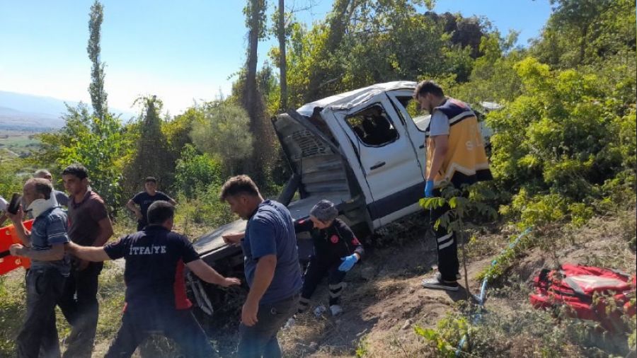 Tokat'ta i��ileri ta��yan kamyonet u�uruma yuvarland�