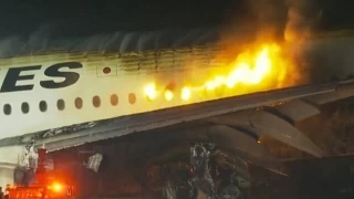 Tokyo'da pistte yanan uçakta bulunan 379 yolcu ve mürettebat tahliye edildi