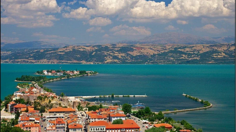 Toprak ile su aras�nda bir m�cadele: E�irdir�de tar�m 