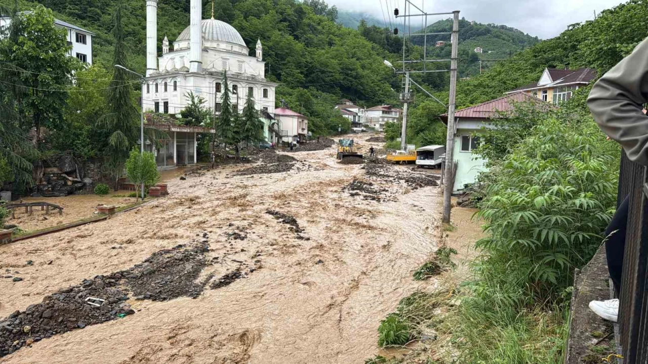 Trabzon'da şiddetli yağışlar sonrasında bir kişi kayboldu