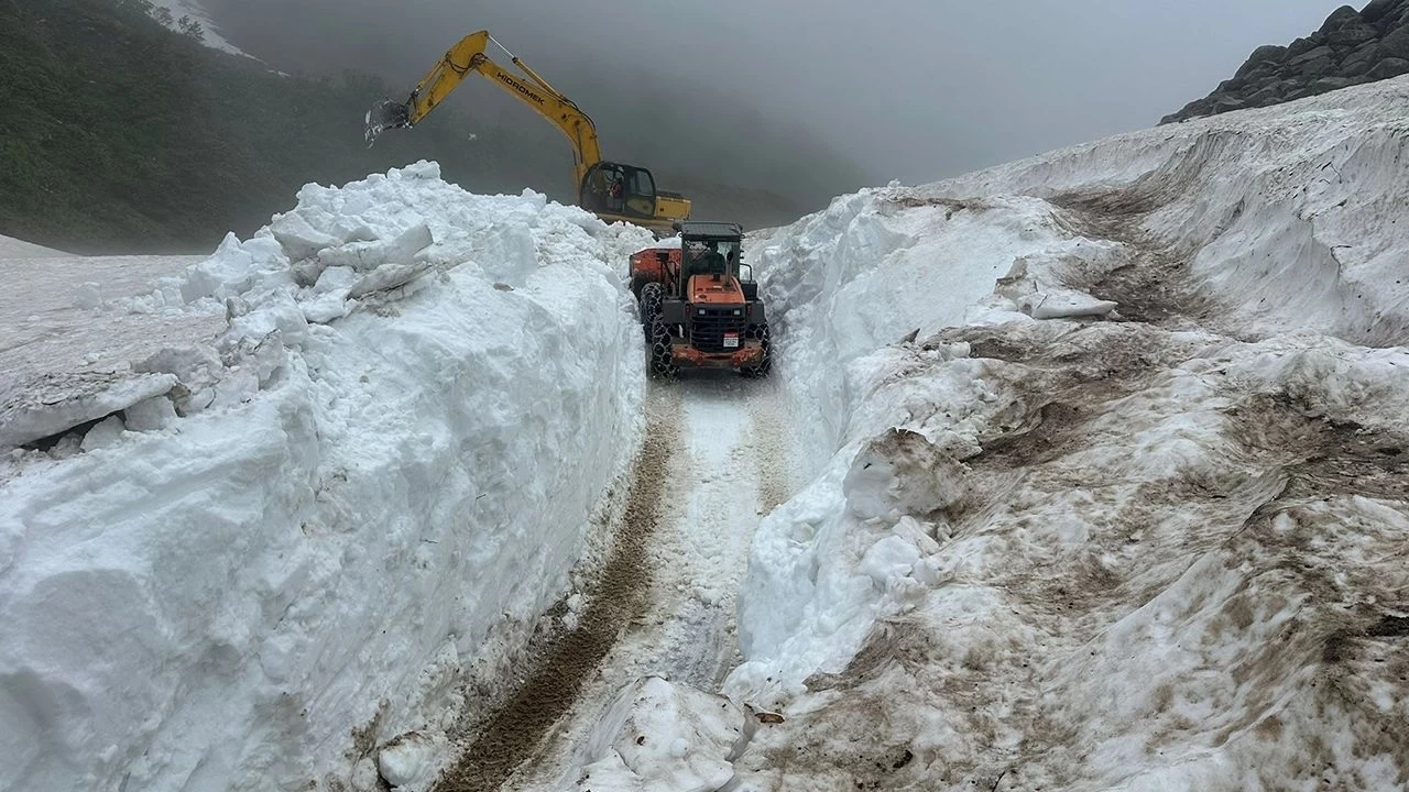 Trabzon'da yayla yollarında karla mücadele çalışması yapılıyor
