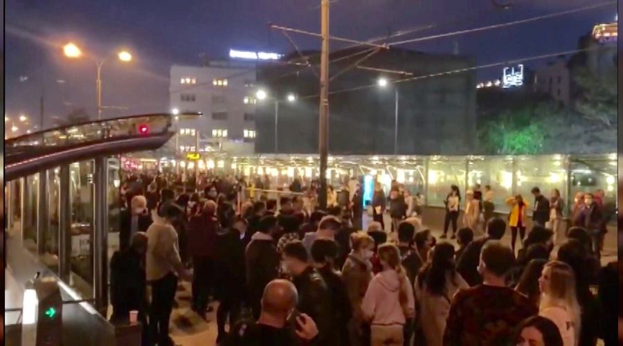 Tramvay duranda korkutan kalabalk