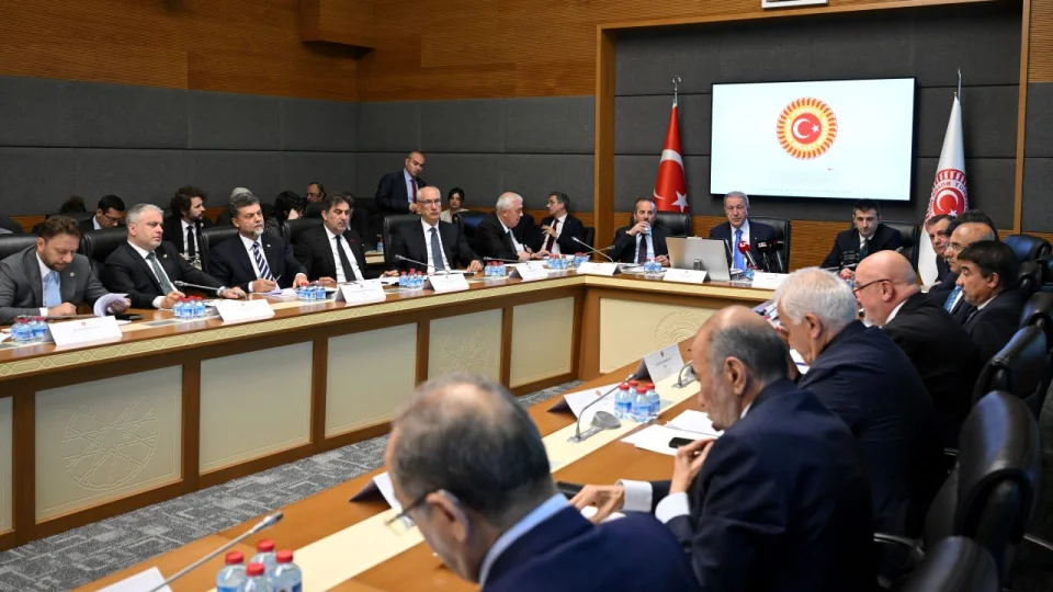 TSK ile ilgili d�zenlemeleri de i�eren kanun teklifi komisyonda kabul edildi 