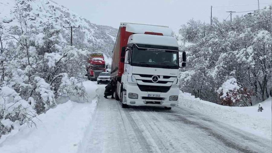 Tunceli'nin P�l�m�r il�esi ile Erzincan s�n�r� aras� t�r ge�i�lerine kapat�ld�