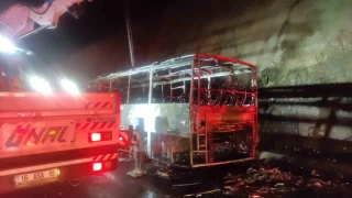 Turist kafilesini taşıyan otobüs alev topuna döndü