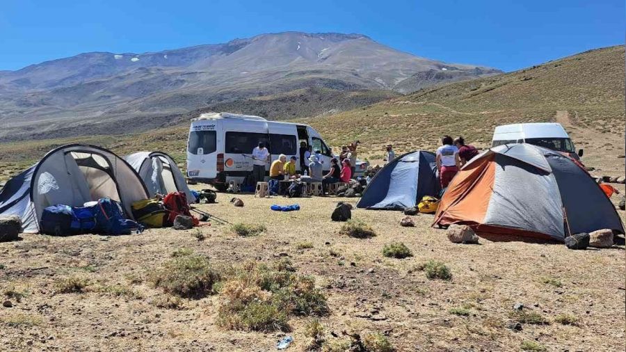 Turistlerden Süphan Dağı'na büyük ilgi