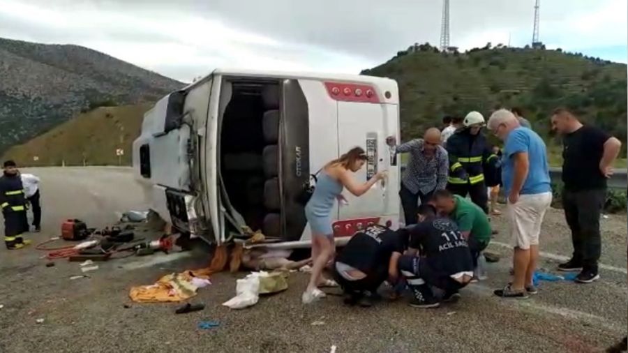 Turistleri tayan otobs kaza yapt: 1 l, 22 yaral
