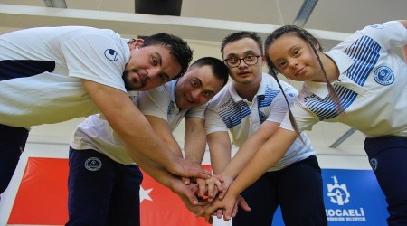 Türk bayrağını gururla dalgalandıran "Özel sporcularımız"