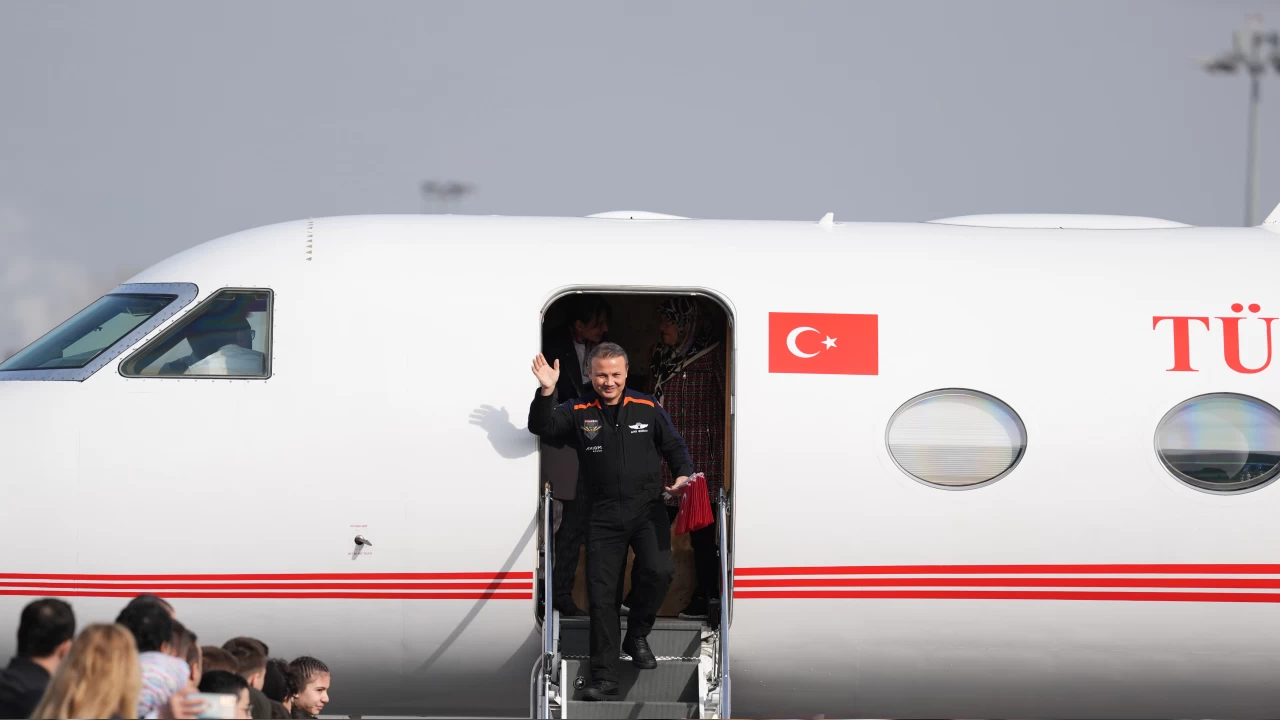 Türkiye'nin ilk astronotu Alper Gezeravcı yurda döndü