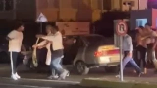 Tuzla'da valeler ve araç sürücüsü arasında tekmeli sopalı kavga
