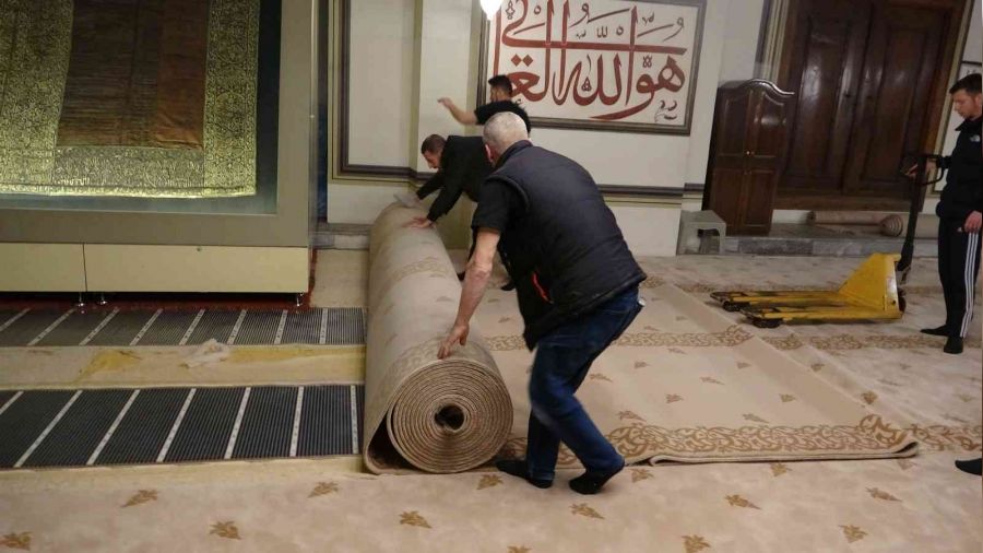Ulu Cami'nin 12 yıllık halıları değişti