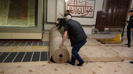 Ulu Cami'nin 12 yıllık halıları değişti