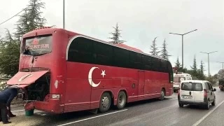Uşak'ta iki işçi servis aracı çarpıştı: 20 yaralı