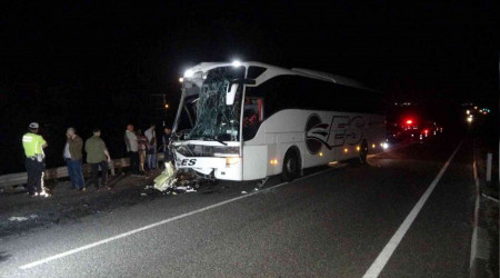 Uşak'ta yolcu otobüsü tıra çarptı: 1 öldü 43 yaralandı