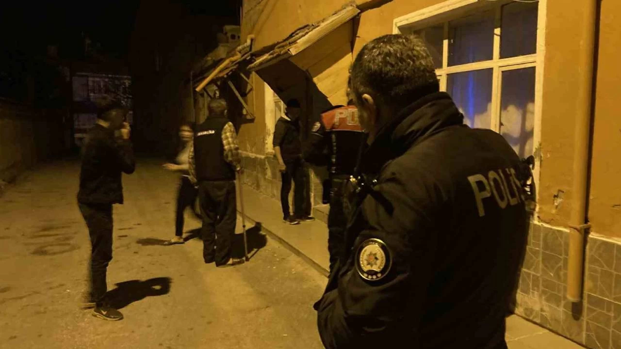 Üvey babasını bıçakla yaraladı