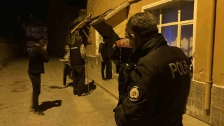 Üvey babasını bıçakla yaraladı
