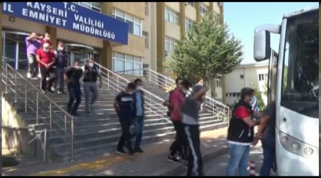 Uyuşturucuları piyasaya süremeden yakalandılar