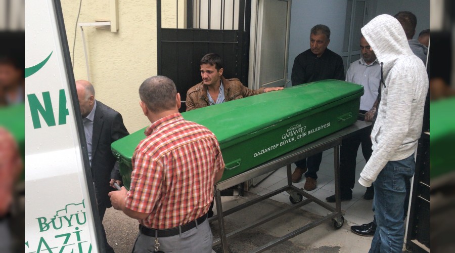 �zerine otomobil devrilen �oban �ld�