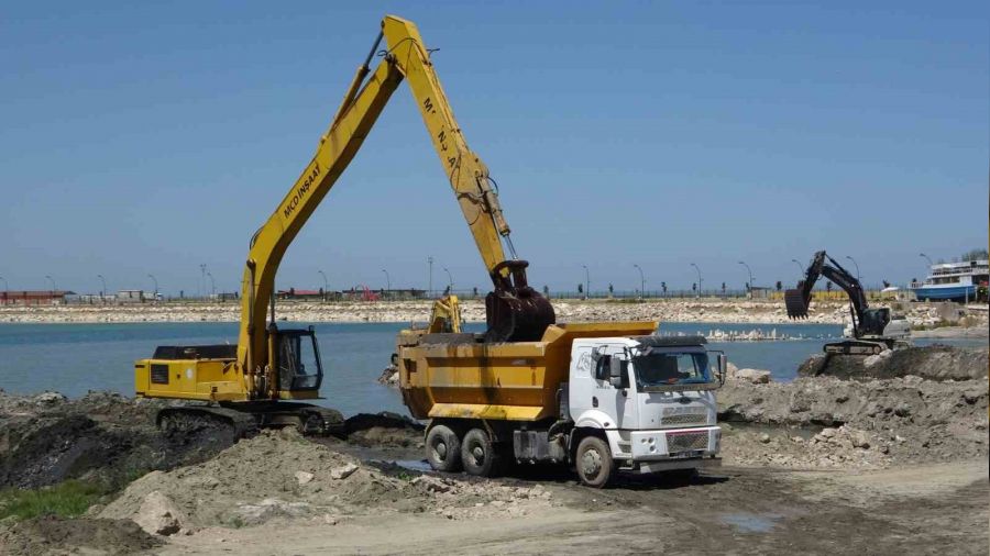 Van Gölü'nden 2.7 milyon metreküp çamur çıkartılacak